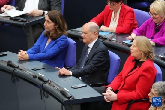 3月25日，在德國柏林，朔爾茨（中）出席新一屆德國聯(lián)邦議院首次全體會議。新華社記者 杜哲宇 攝