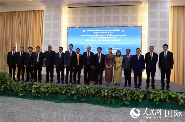 嘉賓合影。人民網(wǎng)記者 簡承淵攝