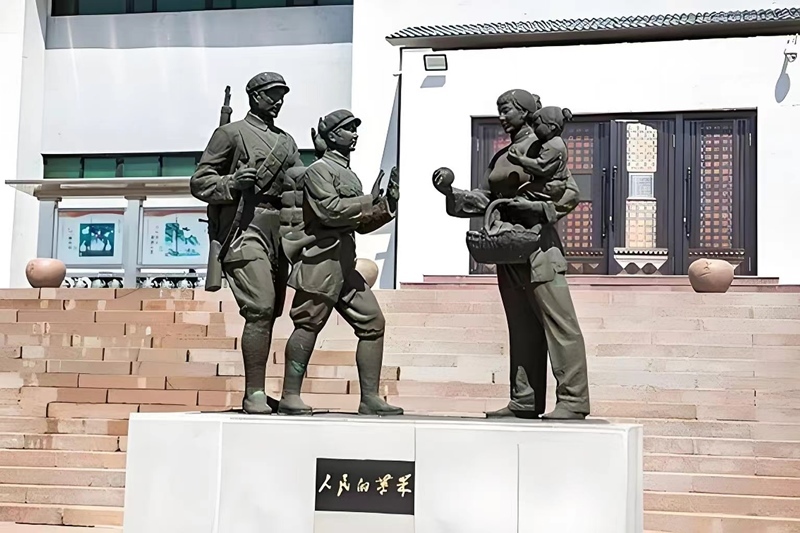 錦州蘋(píng)果廉政文化展覽館前的《人民的蘋(píng)果》主題雕塑。（由遼沈戰(zhàn)役紀(jì)念館供圖）