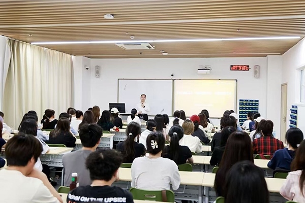 深圳職業(yè)技術(shù)大學(xué)黨委副書(shū)記、校長(zhǎng)許建領(lǐng)為學(xué)生授課。學(xué)校供圖