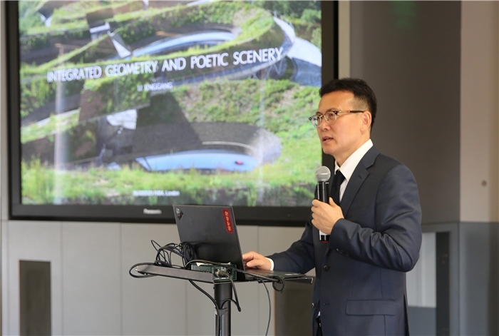 李興鋼院士做題為《勝景幾何》的主旨報告。活動主辦方供圖