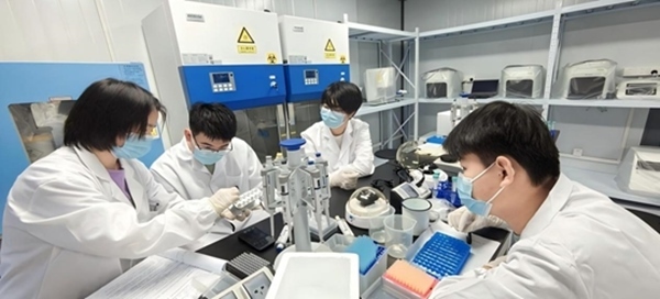 “個(gè)體基因解密實(shí)驗(yàn)”預(yù)實(shí)驗(yàn)課堂。東華大學(xué)供圖