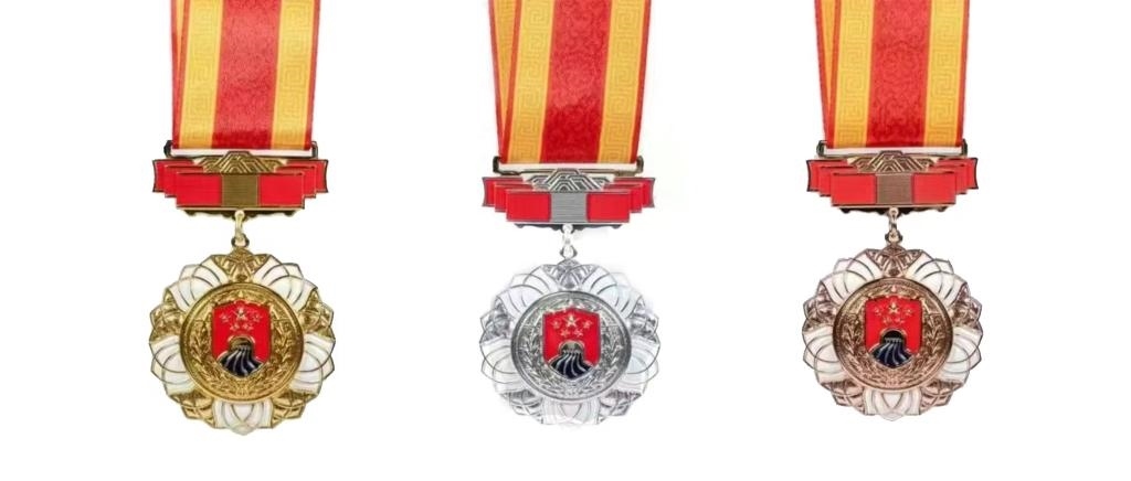 圖為戍守邊疆金質(zhì)、銀質(zhì)、銅質(zhì)紀念章。（國家移民管理局供圖）