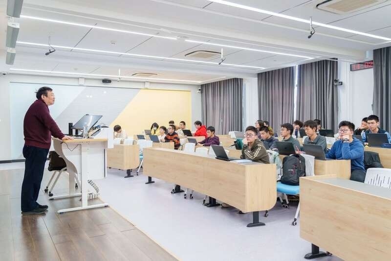 北航面向全校本科生開設《人工智能導論》通識必修課。校方供圖