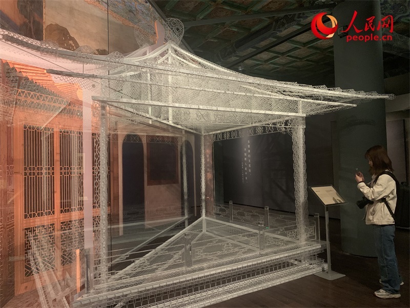 游客在故宮博物院參觀展覽。人民網(wǎng)記者 韋衍行攝