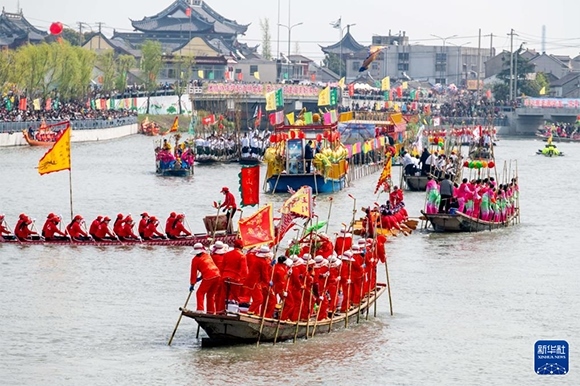 ?4月4日，選手在參加茅山會船盛會 。?新華社發(fā)（楊玉崗 攝）