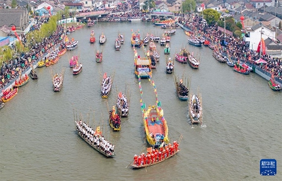 ?4月4日，選手在參加茅山會船盛會（ 無人機照片）。?新華社發(fā)（顧繼紅 攝）
