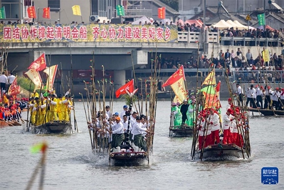 ?4月4日，選手在參加茅山會船盛會。新華社發(fā)（湯德宏 攝）