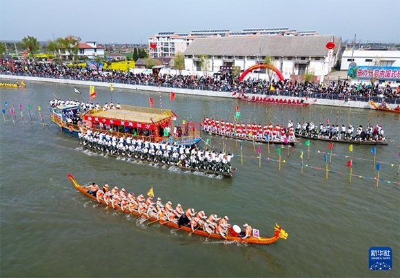 4月4日， 選手在參加茅山會船盛會（無人機照片）。新華社發(fā)（顧繼紅 攝）