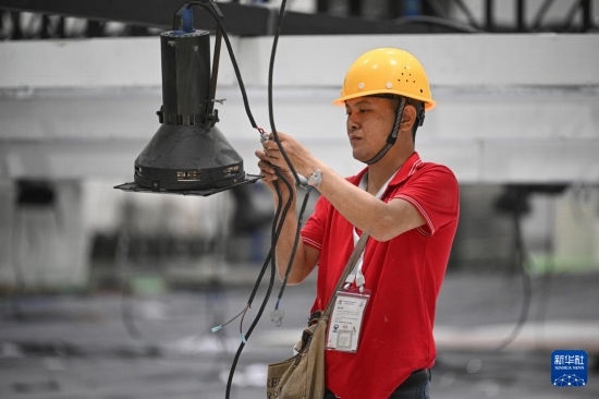 4月4日，工作人員在海南國際會展中心內(nèi)布設(shè)燈光。