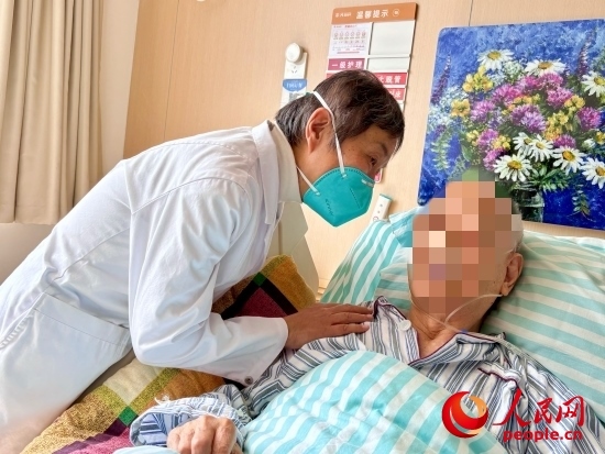 秦苑查房時(shí)詢問患者情況。人民網(wǎng) 陳葉欣攝