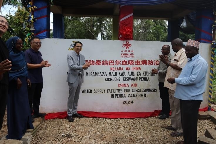 中國援助桑給巴爾血吸蟲病防治技術(shù)項(xiàng)目安全供水工程揭牌儀式日前在當(dāng)?shù)嘏e行。 施亮攝