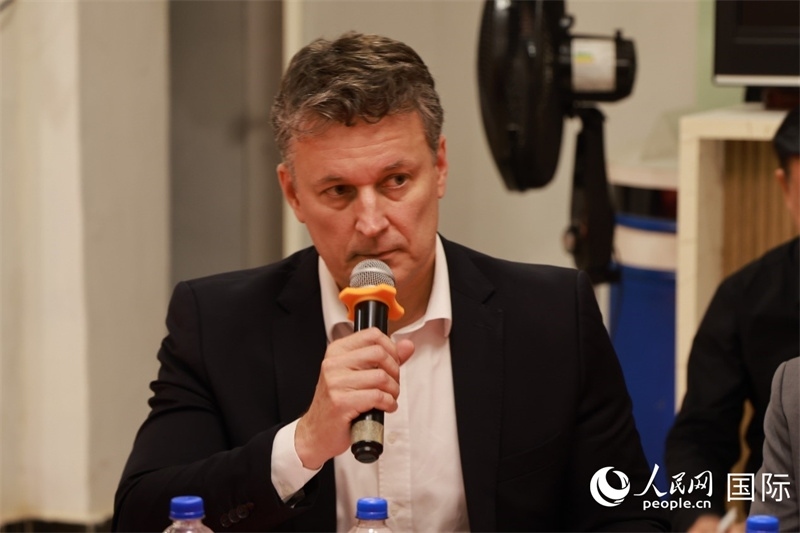 巴西中國友好協(xié)會(huì)主席恩里克·達(dá)諾布雷加在座談會(huì)上致辭。人民網(wǎng)記者 陳海琪攝