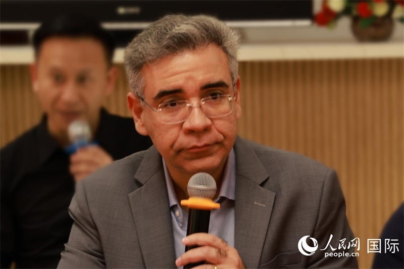 巴西弗魯米嫩塞聯(lián)邦大學(xué)教授、中國問題專家埃萬德羅·卡瓦略在座談會(huì)上致辭。人民網(wǎng)記者 陳海琪攝