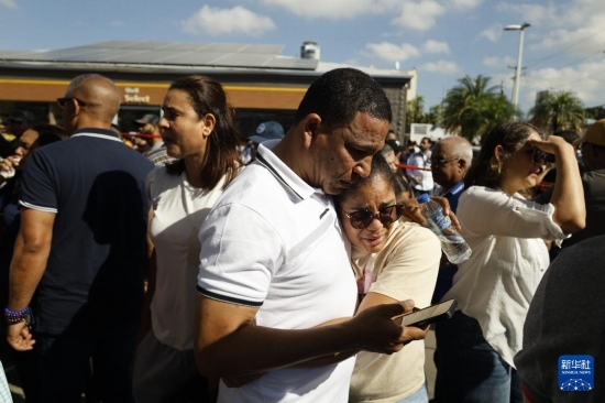  4月8日，人們聚集在多米尼加首都圣多明各的夜總會(huì)屋頂坍塌事故現(xiàn)場(chǎng)附近。新華社發(fā)