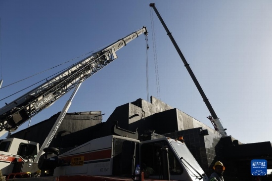  4月8日，救援人員在多米尼加首都圣多明各的夜總會(huì)屋頂坍塌事故現(xiàn)場(chǎng)工作。新華社發(fā)