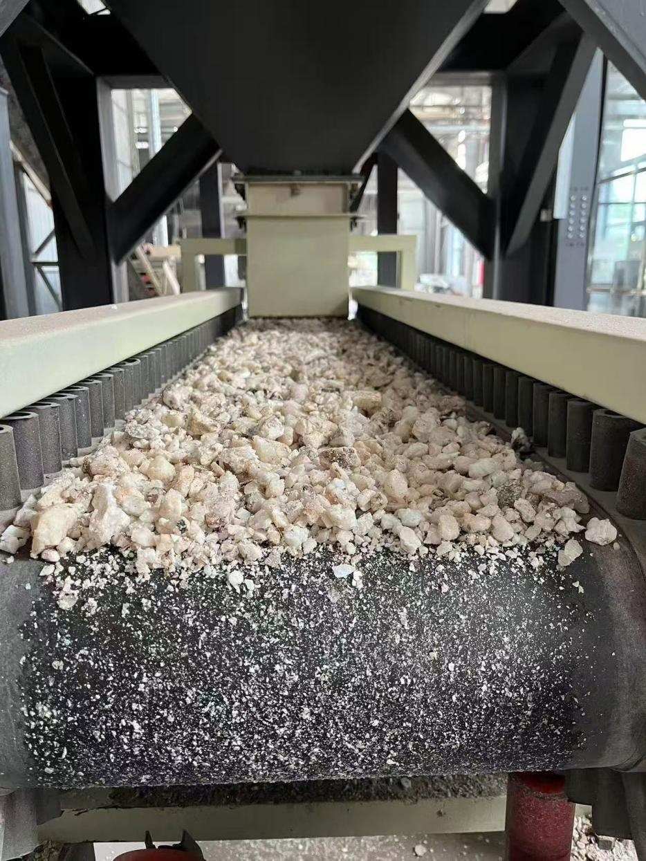 高純石英生產(chǎn)線。自然資源部供圖