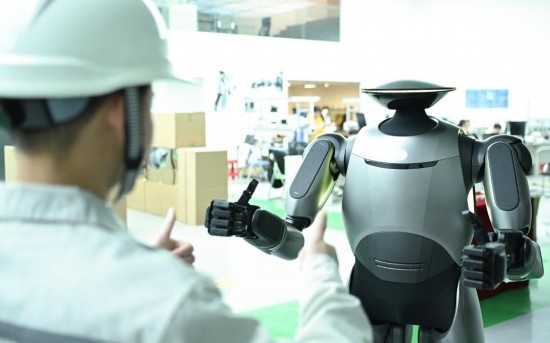 在廣汽研究院，人形機(jī)器人團(tuán)隊(duì)的周仁義在演示GoMate機(jī)器人互動功能（新華社記者 鄧華 攝）