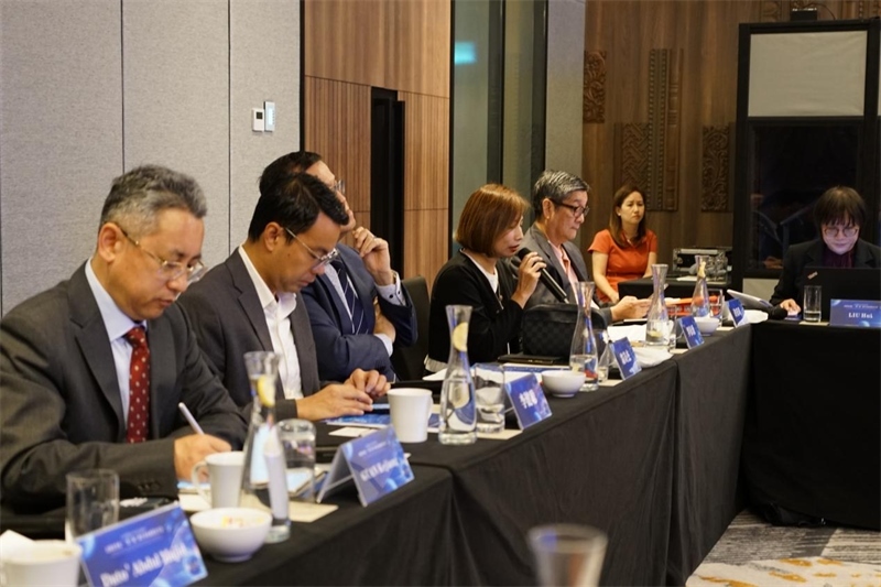 《南洋商報》總編輯羅依薇（左四）進(jìn)行致辭。林俊揚攝