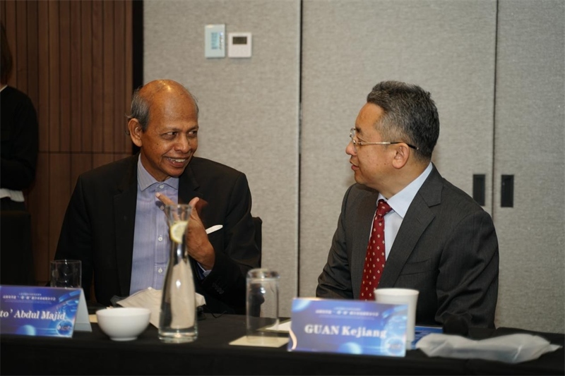 分享會現(xiàn)場，中方記者同與會代表進(jìn)行友好交流。林俊揚攝