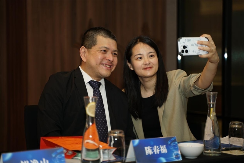 分享會上，中方記者同與會代表合影留念。林俊揚攝