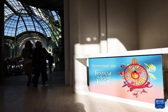 4月11日，人們在法國巴黎大皇宮參加2025巴黎書展。新華社記者 高靜 攝