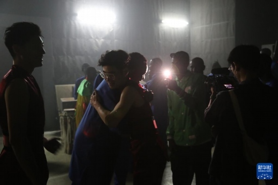 4月10日，在塞內(nèi)加爾首都達(dá)喀爾的國(guó)家大劇院，中央音樂學(xué)院進(jìn)擊打擊樂團(tuán)成員與塞內(nèi)加爾杜杜·恩迪亞耶·羅斯打擊樂團(tuán)成員在演出后臺(tái)擁抱。新華社記者 司源 攝