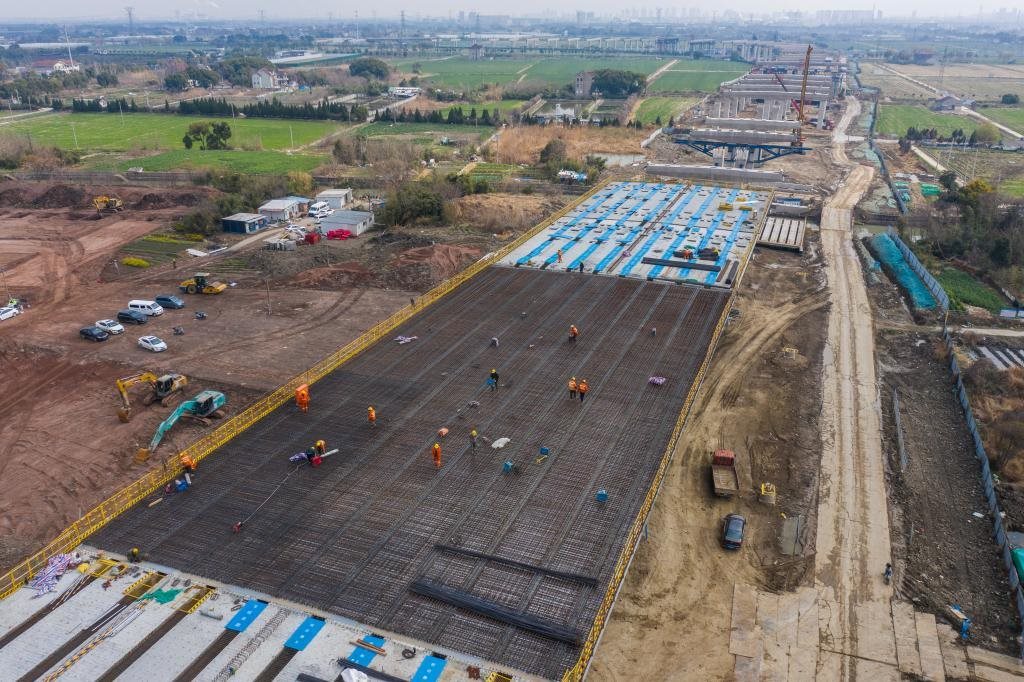 3月7日，在524國(guó)道秀洲王江涇至新塍公路工程TJ02標(biāo)段，作業(yè)人員正在進(jìn)行60米鋼混組合梁現(xiàn)澆橋面板鋼筋焊接及綁扎作業(yè)（無人機(jī)照片）。新華社記者 徐昱 攝