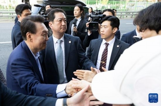 4月11日，韓國前總統(tǒng)尹錫悅（左一）在離開首爾漢南洞官邸時與支持者握手。新華社發(fā)（全休相攝）