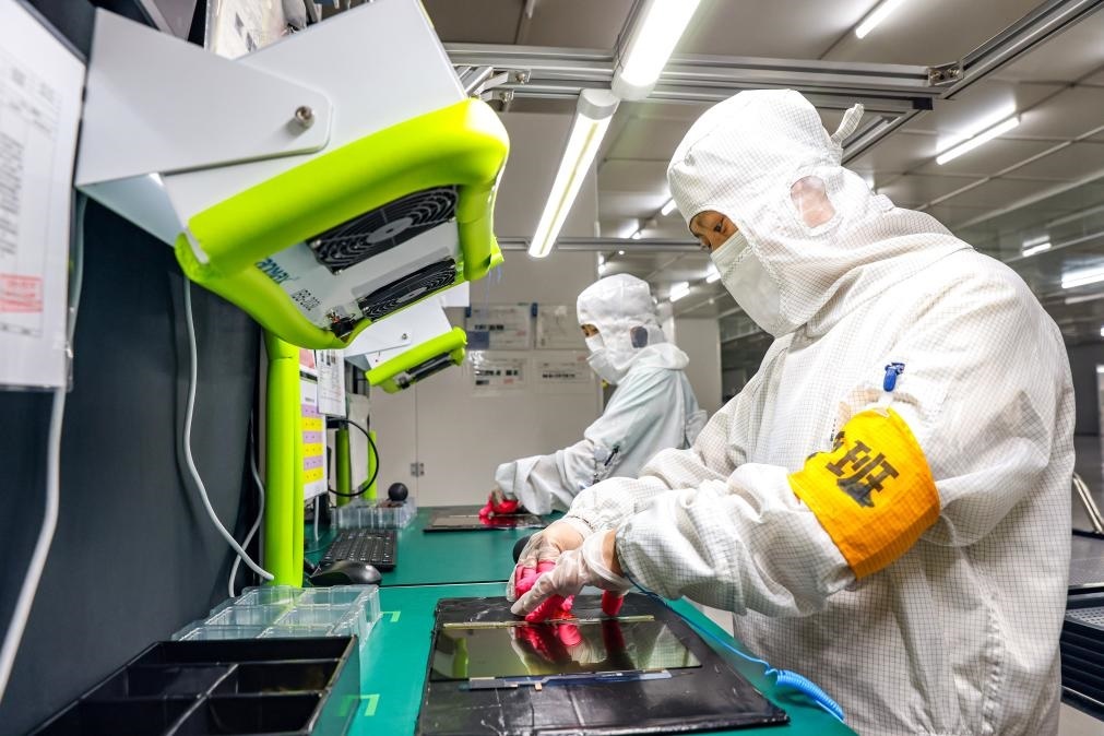 3月27日，在位于寧夏賀蘭工業(yè)園區(qū)的湯姆森電氣有限公司生產(chǎn)車間內(nèi)，工作人員制作硅膠絕緣護(hù)套。新華社記者 楊植森 攝