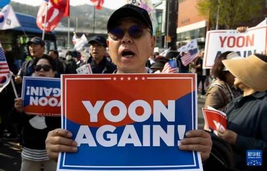 4月11日，在韓國首爾漢南洞官邸附近，支持者為韓國前總統(tǒng)尹錫悅送行。新華社發(fā)（全休相攝）