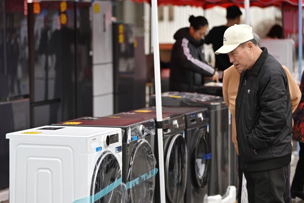 3月28日，天津市北辰區(qū)舉行2025年消費(fèi)品以舊換新惠民服務(wù)活動(dòng)，吸引眾多市民前來選購(gòu)。新華社記者 李然 攝