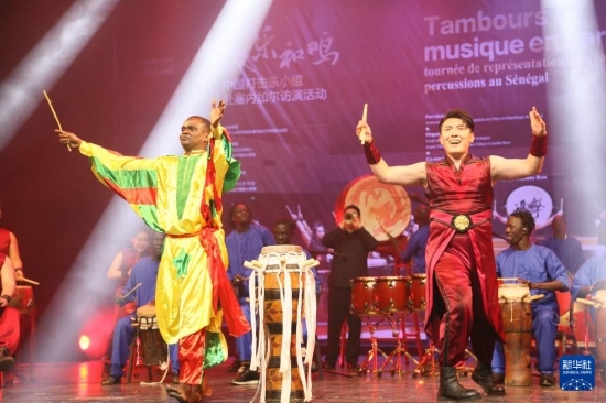 4月10日，在塞內(nèi)加爾首都達(dá)喀爾的國(guó)家大劇院，中央音樂學(xué)院進(jìn)擊打擊樂團(tuán)與塞內(nèi)加爾杜杜·恩迪亞耶·羅斯打擊樂團(tuán)同臺(tái)演出。新華社記者 司源 攝