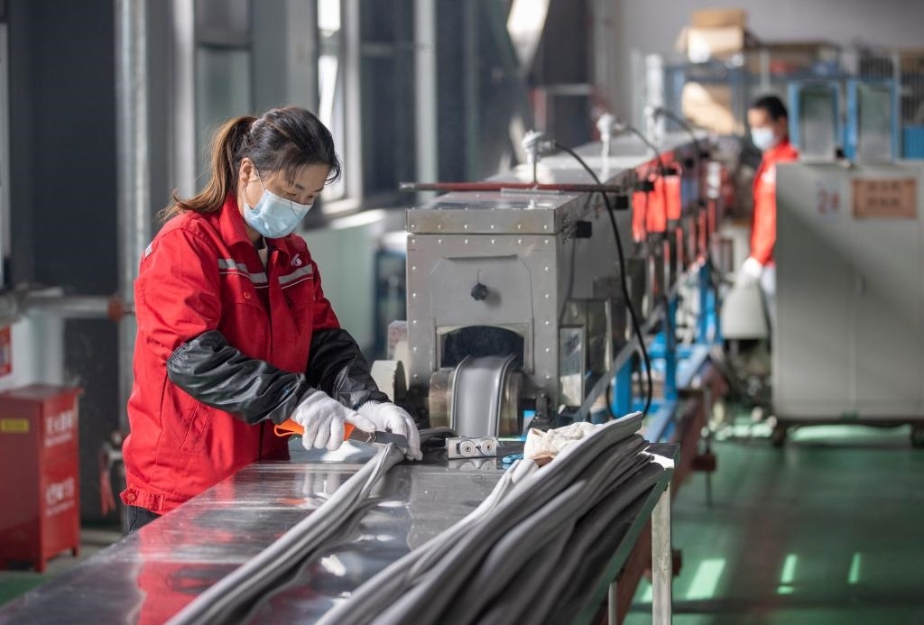 3月27日，在位于寧夏賀蘭工業(yè)園區(qū)的湯姆森電氣有限公司生產(chǎn)車間內(nèi)，工作人員制作硅膠絕緣護(hù)套。新華社記者 楊植森 攝