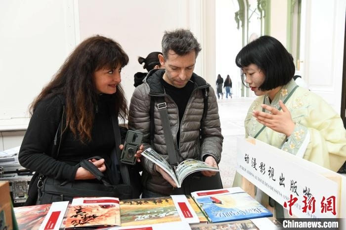 當(dāng)?shù)貢r(shí)間4月11日，2025年巴黎圖書(shū)節(jié)在巴黎大皇宮揭幕。中國(guó)出版代表團(tuán)攜千余種中國(guó)精品圖書(shū)亮相展會(huì)。 中新社記者 李洋 攝