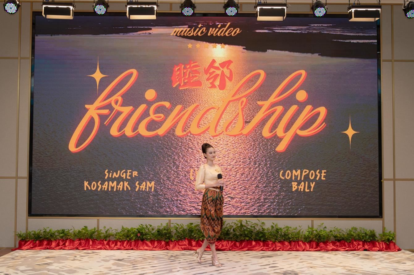 柬埔寨歌手珂撒瑪演唱紀錄片《睦鄰·柬埔寨》主題曲。柬埔寨數(shù)字電視有限公司供圖