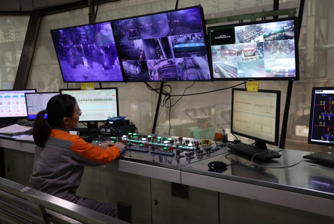 工作人員在馬中關丹產業(yè)園內的聯合鋼鐵生產車間內工作。（人民日報記者楊一 攝）