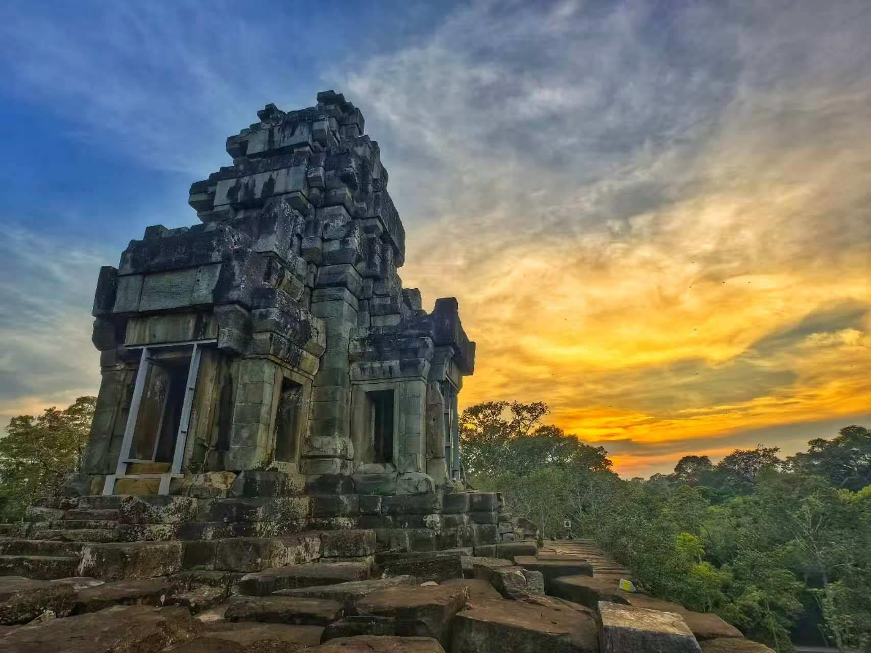由中國專家修復(fù)的茶膠寺最高處的砂巖塔。（人民日報記者強薇 攝）