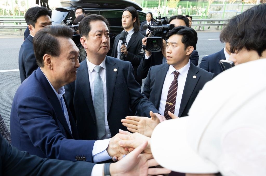 4月11日，韓國(guó)前總統(tǒng)尹錫悅（左一）在離開(kāi)首爾漢南洞官邸時(shí)與支持者握手。新華社發(fā)（全休相攝）