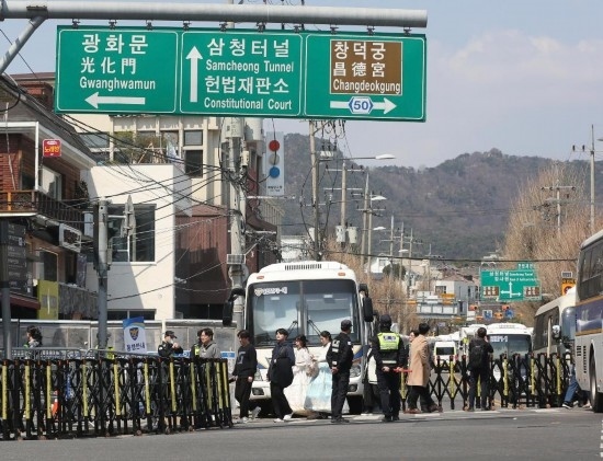  4月3日，在韓國首爾，警察在韓國憲法法院附近進行交通管制。新華社記者姚琪琳攝