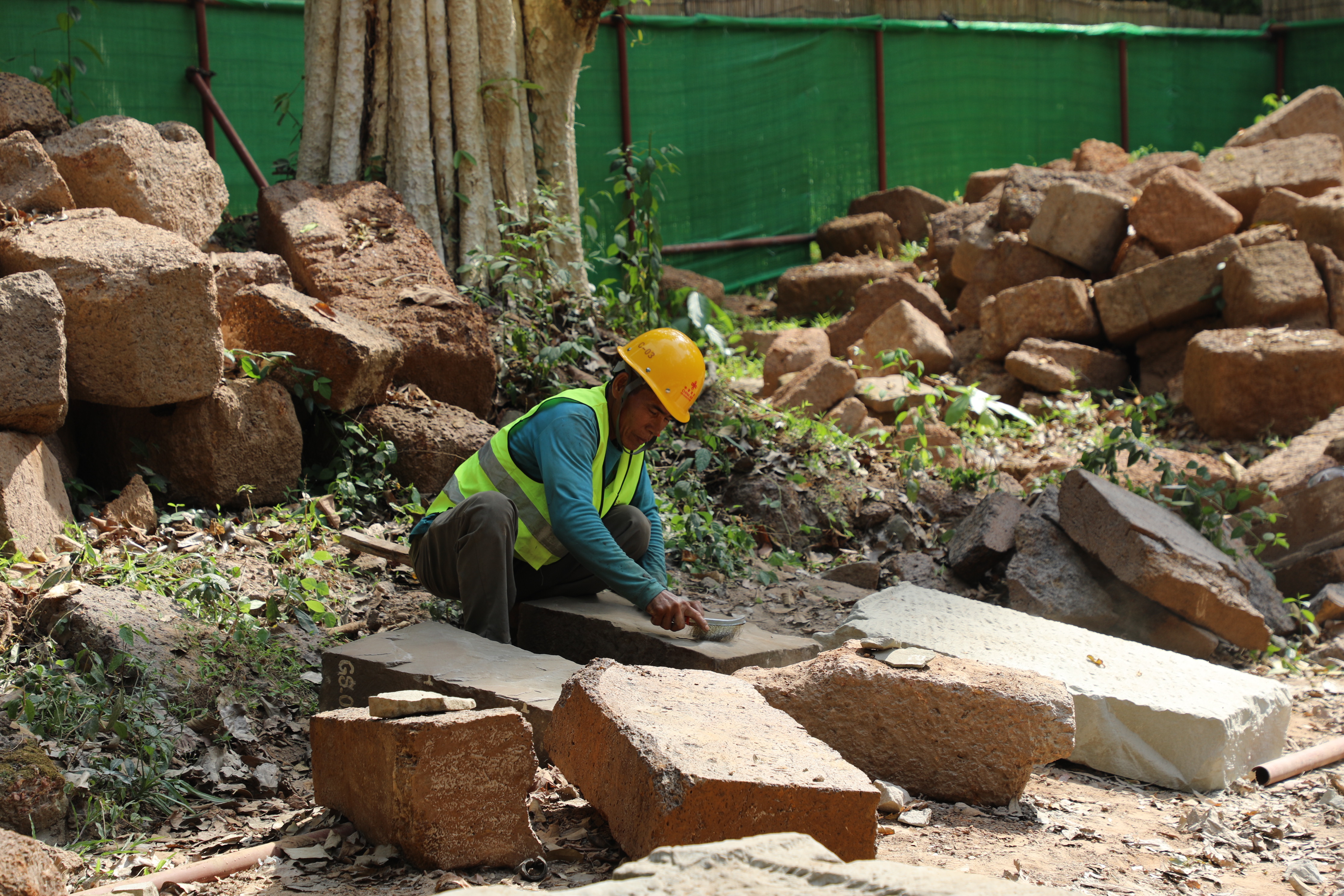 一名柬埔寨工人正在王宮遺址修復(fù)現(xiàn)場工作。（人民日報記者曹師韻 攝）