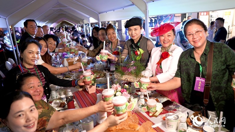 海外華僑在活動現(xiàn)場品嘗“家鄉(xiāng)味”。人民網(wǎng)記者 符武平攝