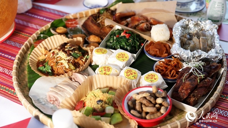 長桌宴上擺滿了海南特色佳肴。人民網(wǎng)記者 符武平攝