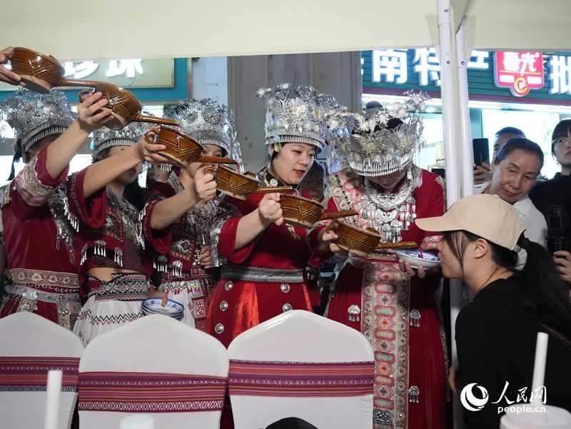 游客體驗互動演出《高山流水》。人民網(wǎng)記者 張力洋攝