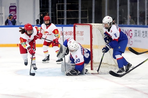 中國隊球員孔明會(左一)射門。圖片來源：中國冰球協(xié)會
