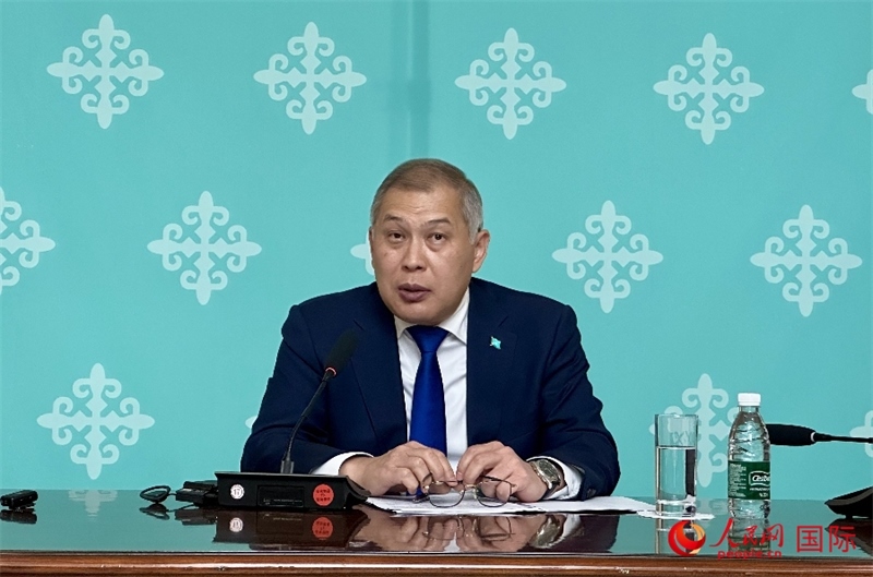 哈薩克斯坦駐華大使沙赫拉特·努雷舍夫在哈駐華大使館舉辦新聞發(fā)布會。人民網阿爾達克 攝