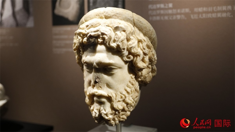 阿斯克勒庇俄斯大理石頭像。4月14日，來自希臘伊拉克利翁考古博物館的文物在故宮博物院展出。（人民網(wǎng) 張澤宇攝）