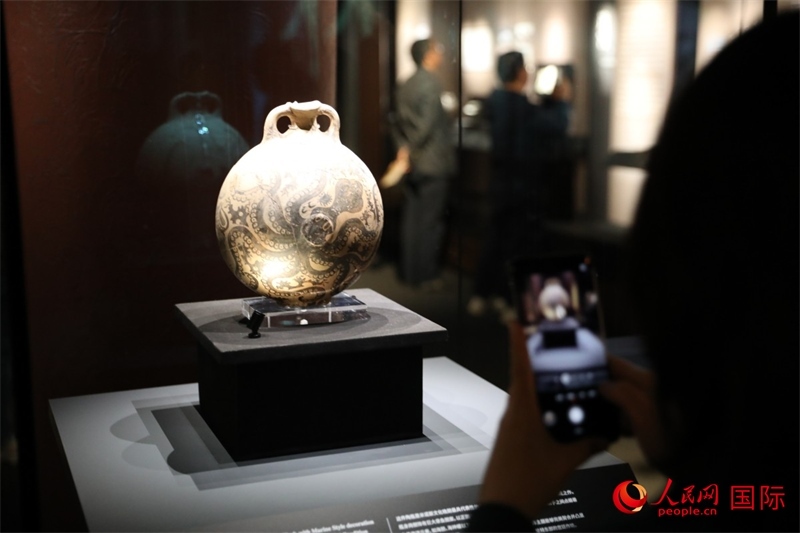 參觀者在拍攝。4月14日，來自希臘伊拉克利翁考古博物館的文物在故宮博物院展出。（人民網(wǎng) 張澤宇攝）
