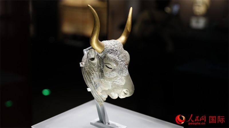 公牛頭型綠泥石來通杯。4月14日，來自希臘伊拉克利翁考古博物館的文物在故宮博物院展出。（人民網(wǎng) 張澤宇攝）