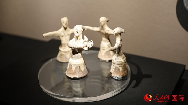 舞蹈者與音樂家雕塑群像。4月14日，來自希臘伊拉克利翁考古博物館的文物在故宮博物院展出。（人民網(wǎng) 張澤宇攝）